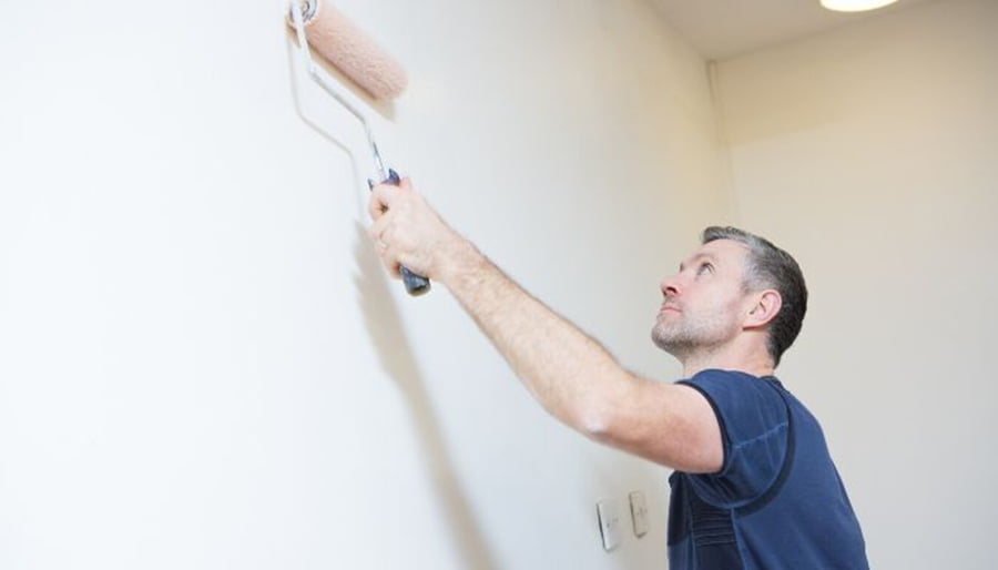 apprêt blanc sur le mur du tableau blanc