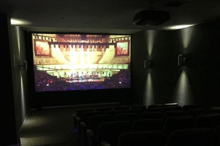 cinéma à domicile avec peinture pour projecteur à contraste