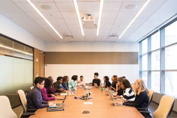 mur de projection avec tableau blanc dans la salle de conférence