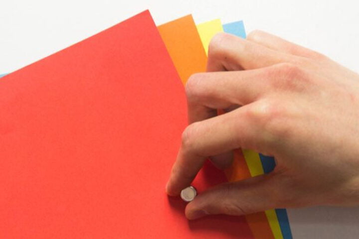 mur magnétique supportant des papiers de couleur