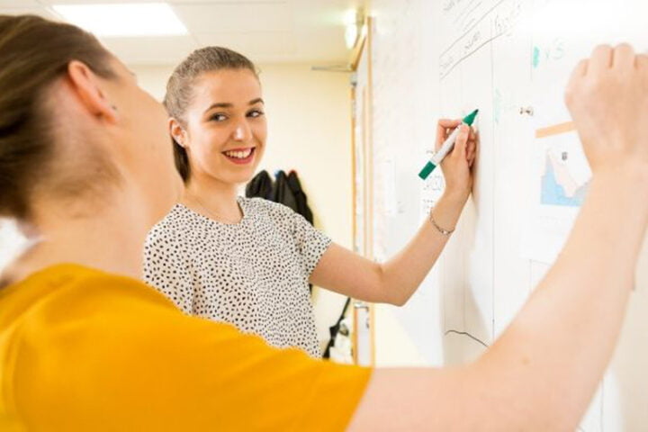 mur peint d'un tableau blanc dans un espace de travail