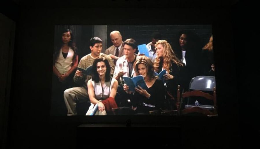 regarder un spectacle sur un écran de projection mural