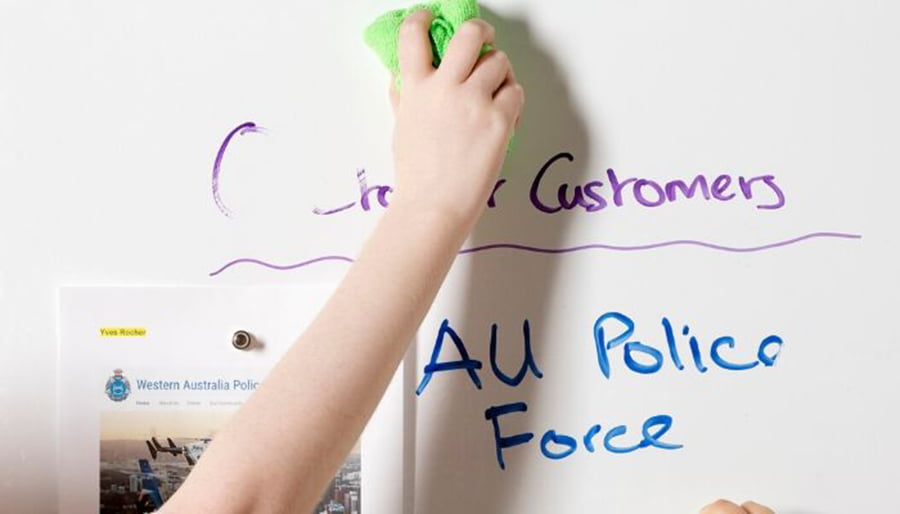 tableau blanc mur magnétique dans l'espace de travail