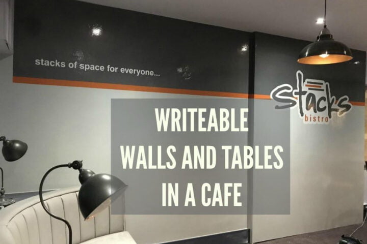 Murs et Tables Inscriptibles dans un Café