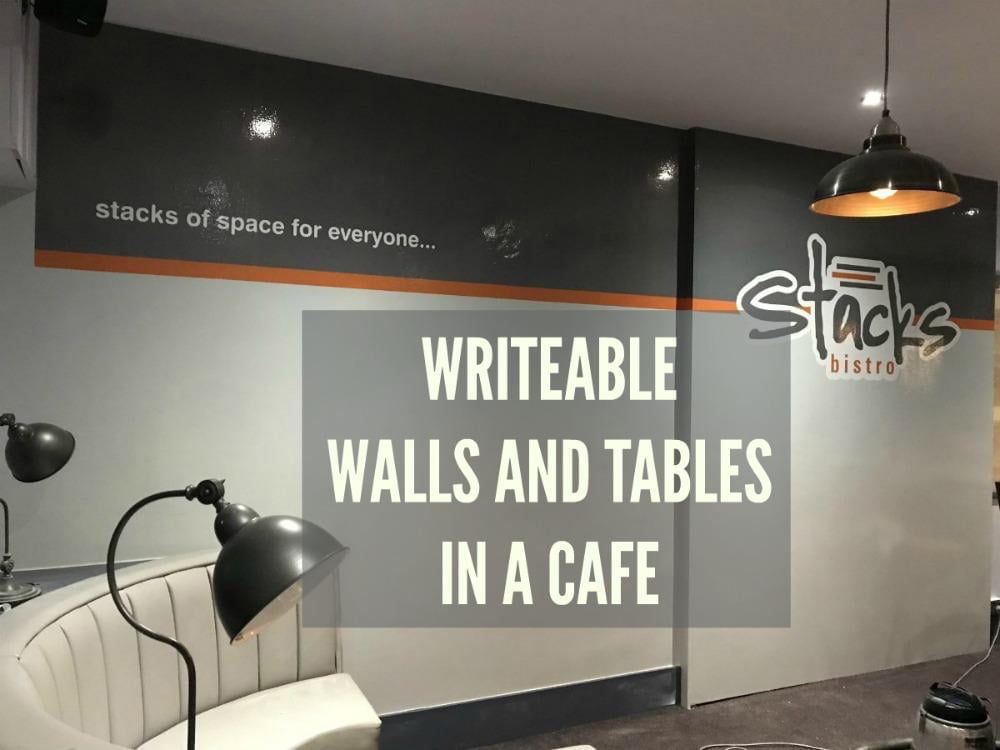 Murs et Tables Inscriptibles dans un Café