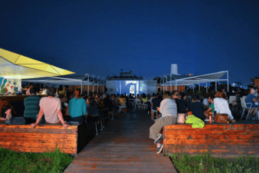 Peinture projecteur smart pro utilise pour creer un beer garden et cinema exterieur