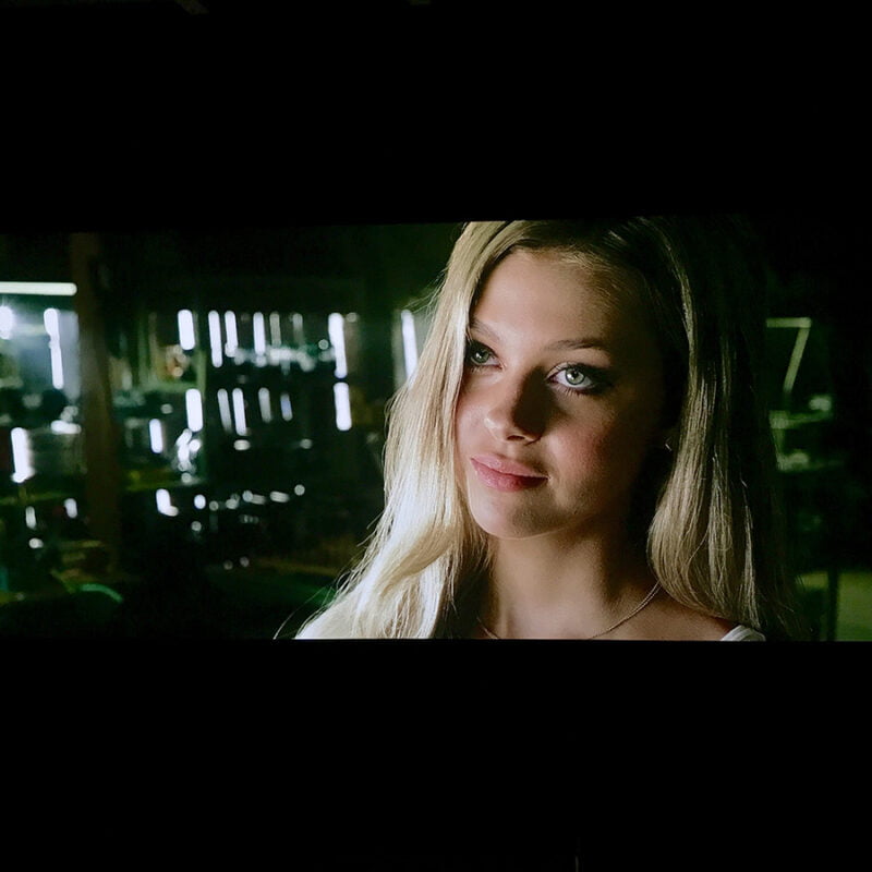 Regarder film avec peinture projection fort contraste chez vous
