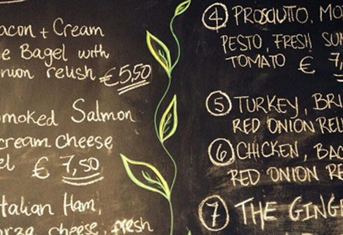 Menu de restaurant affiché sur un peinture magnétique pour tableau noir